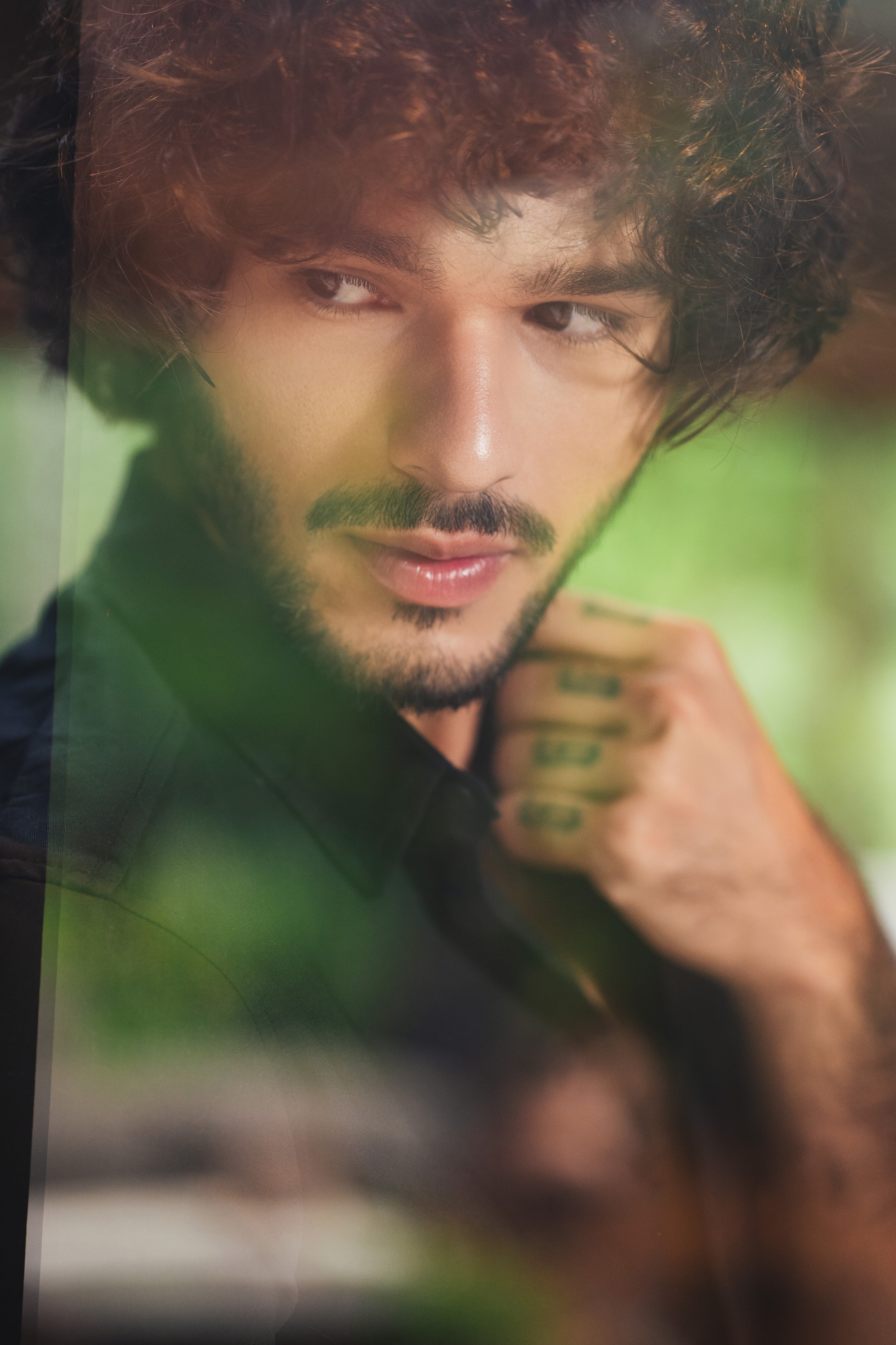 Modelo Mahalo em look casual ao ar livre