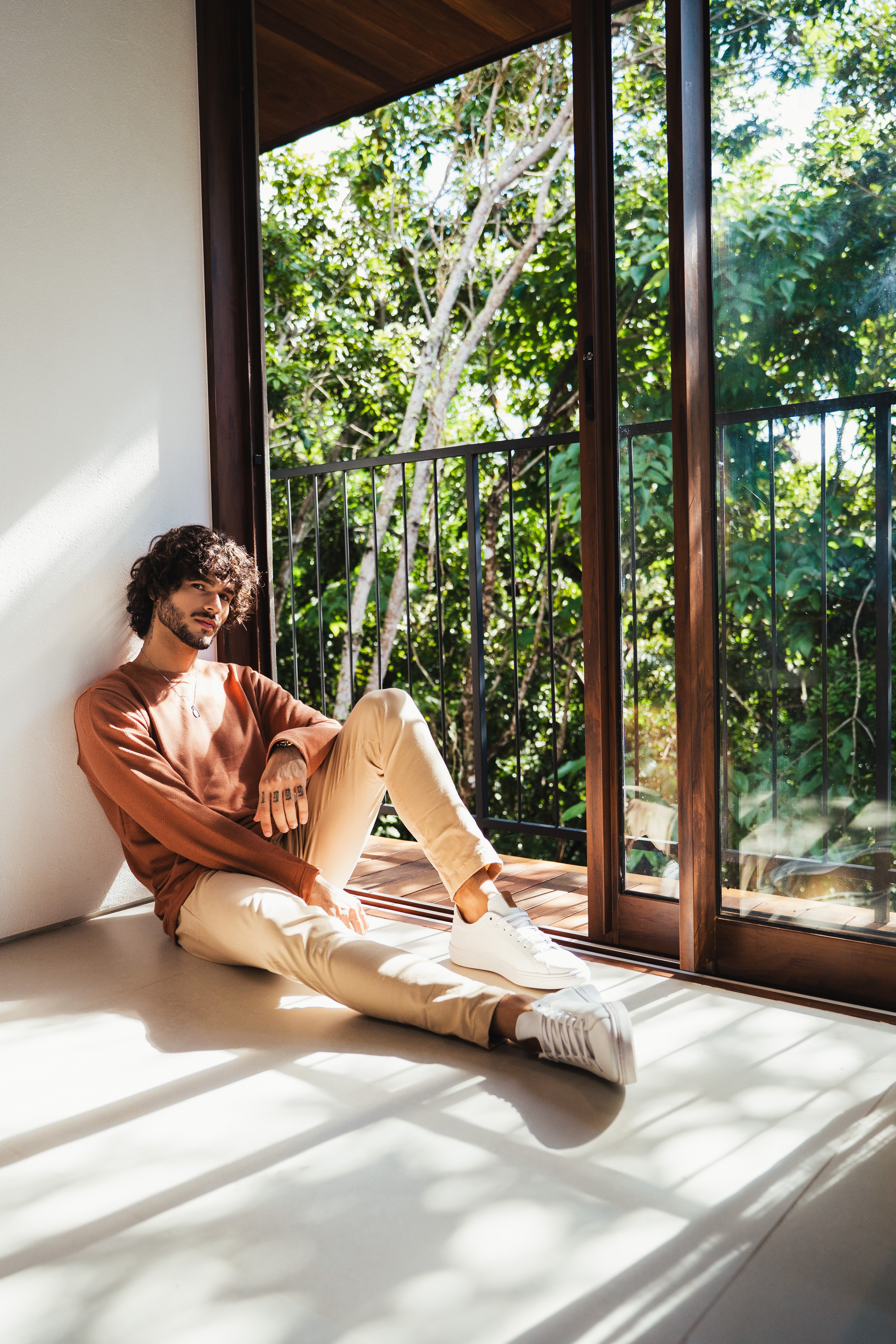 Editorial Mahalo em ambiente externo