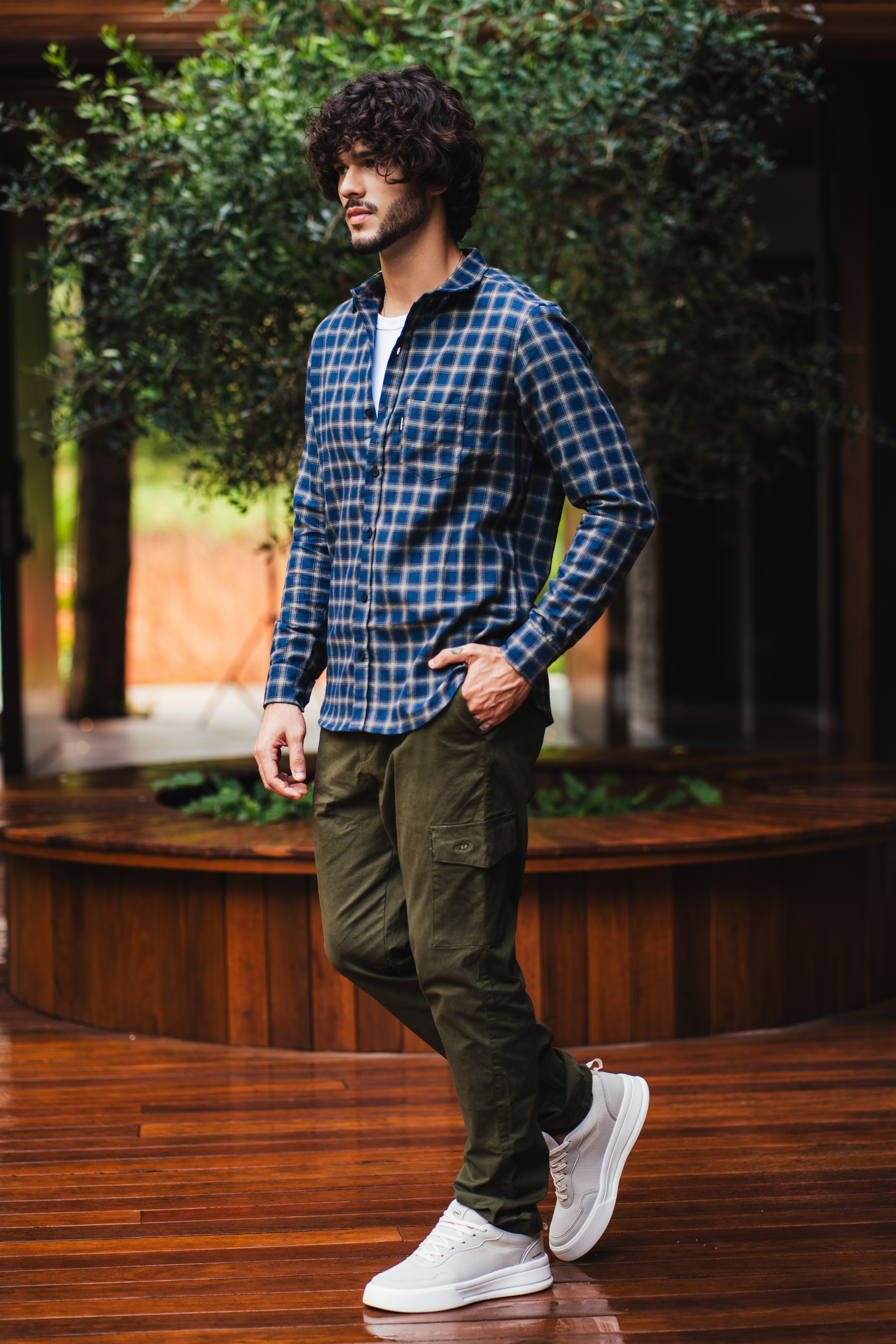 Modelo Mahalo com camisa azul em locação externa