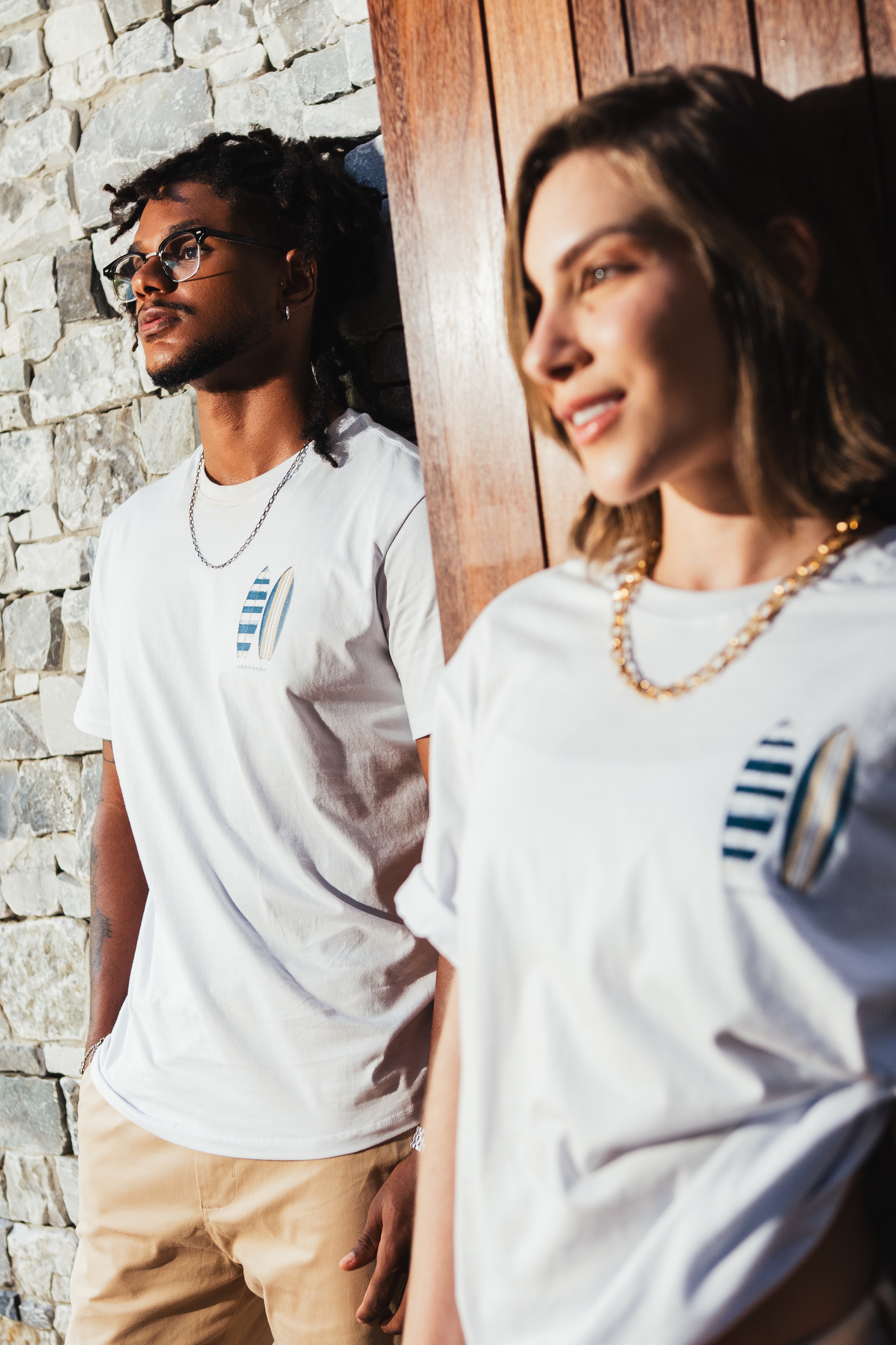 Modelo Mahalo com camisa verde em editorial tropical
