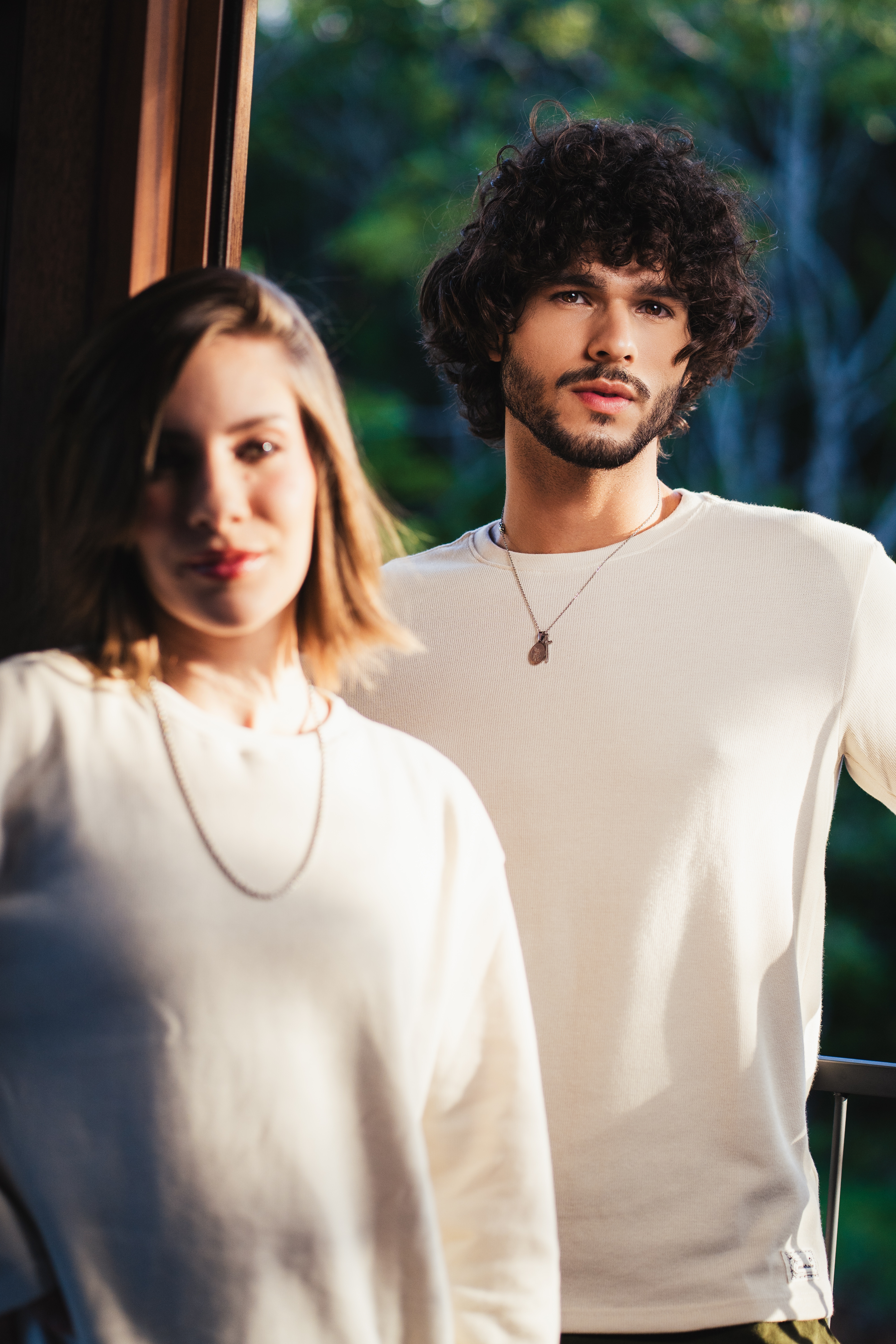 Editorial Mahalo com casal em look claro