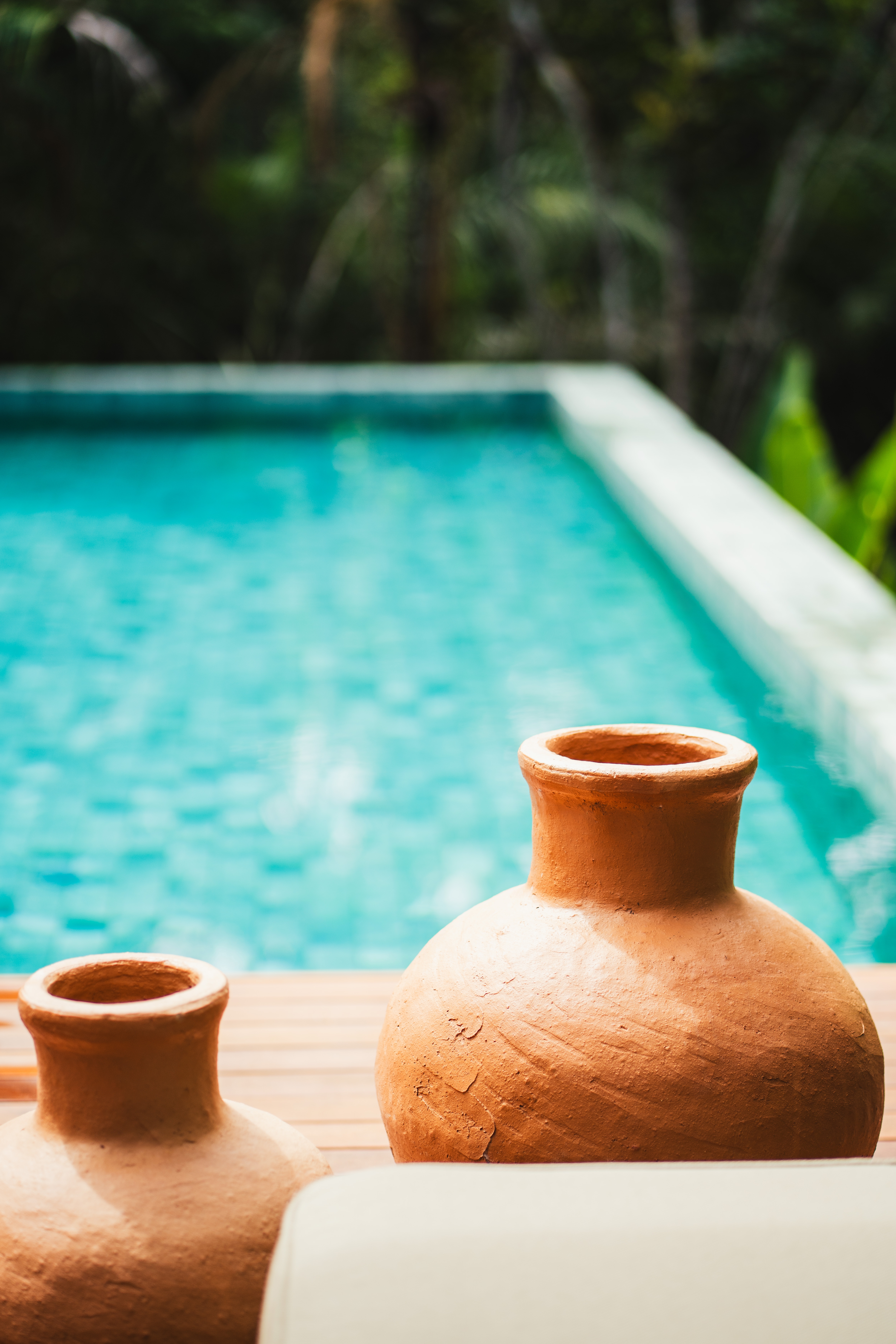 Vasos de barro ao lado da piscina