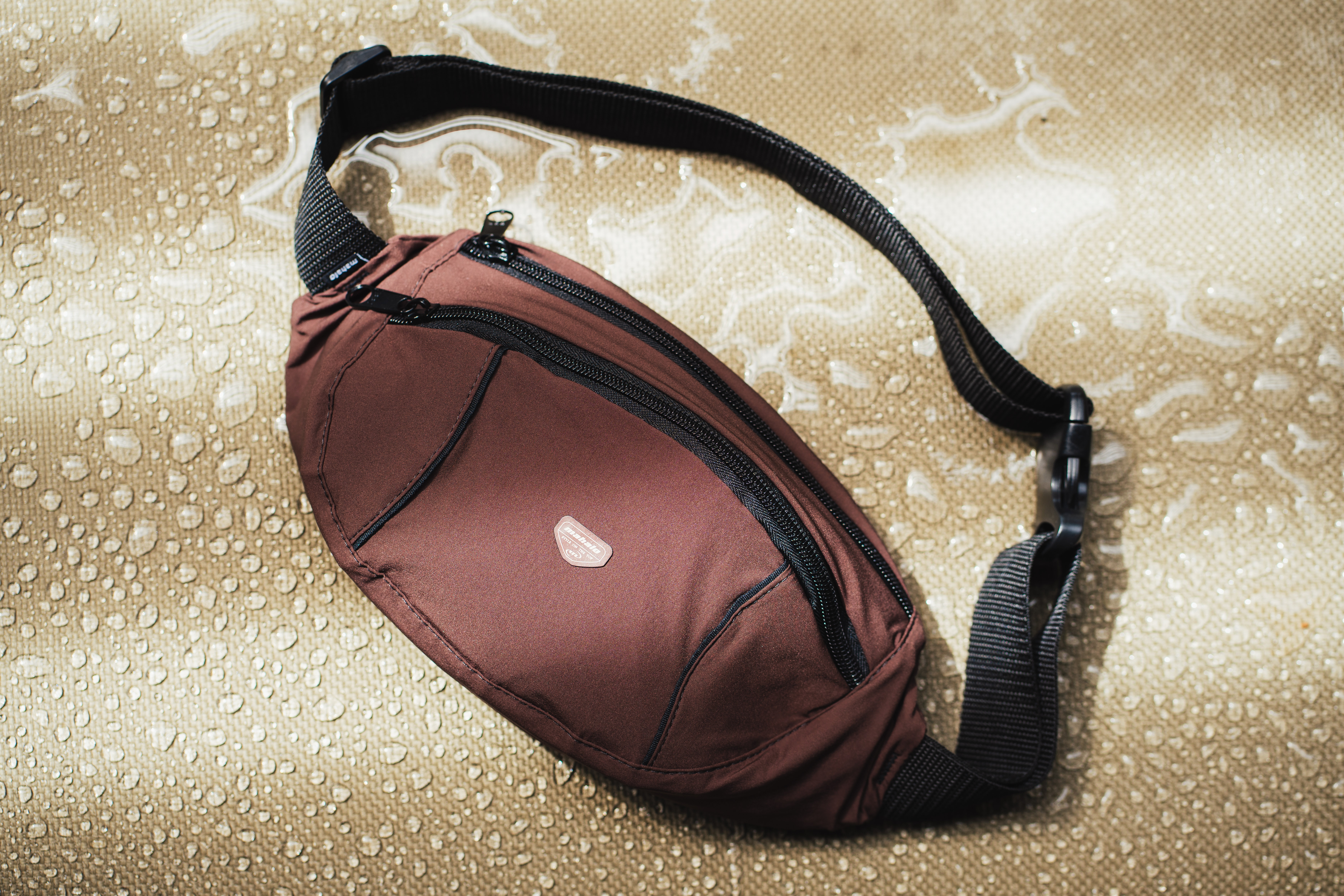 Bolsa marrom sobre superfície com textura de areia