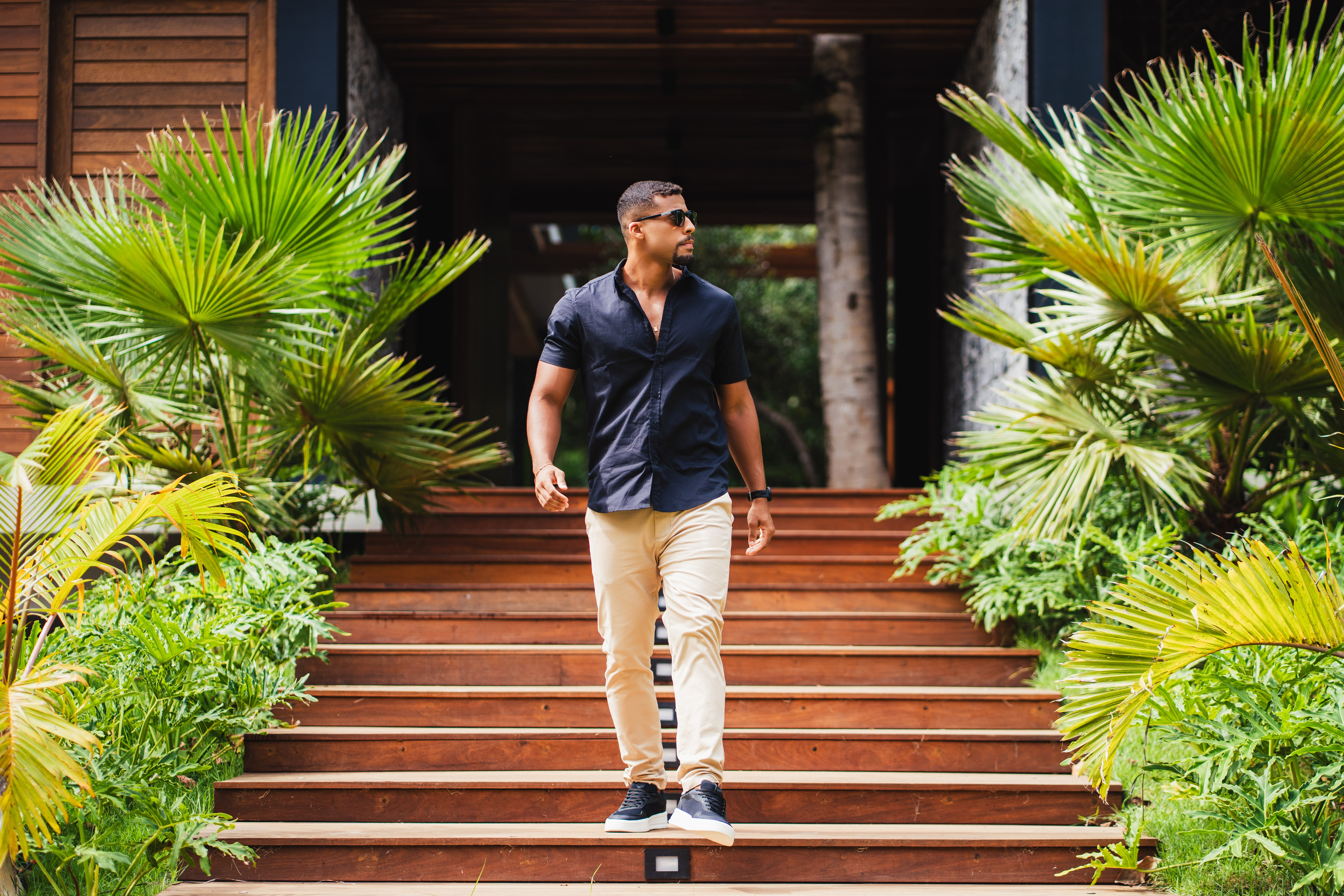 Modelo Mahalo com camisa clara em ambiente descontraído